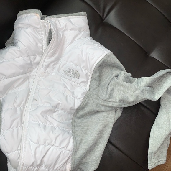 Woman’s North Face Fleece. - Picture 2 of 2